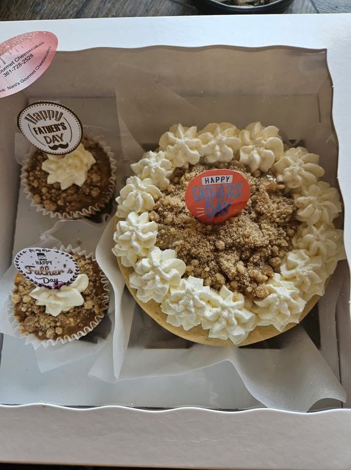 Apple crumble cheesecake with mini cheesecakes